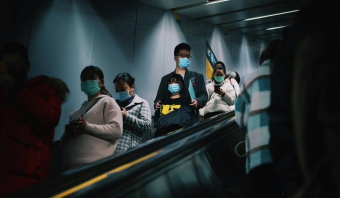 <strong>વહેતું નાક</strong><br>આ વાયરસથી સંક્રમિત લોકોને નાક બંધ થવાની અથવા વહેતું નાક હોવાની સમસ્યા હોય છે. કારણ કે ચેપને કારણે શ્વાસનળી પણ ફૂલી જાય છે. (તસવીર: Freepik)