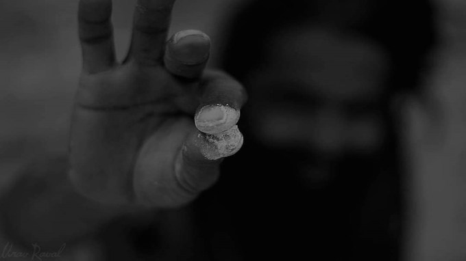 <strong>પવિત્ર ભસ્મ</strong><br>એવું માનવામાં આવે છે કે મહાકુંભથી લાવવામાં આવેલી પવિત્ર ભસ્મ કપાળ પર લગાવવાથી ખરાબ શક્તિઓ અને નકારાત્મકતા દૂર થાય છે. આ ભસ્મ ઘરે લાવીને પૂજા સ્થળ પર રાખો. તેનાથી ઘરનું વાતાવરણ શુદ્ધ અને શાંત રહેશે. સાથે જ ભગવાન શિવ ખુશ થઇ આશીર્વાદ વરસાવશે. આ ઉપરાંત મહા કુંભથી શિવલિંગ, પારસ પથ્થર કે શુભ વસ્ત્ર લાવવું પણ ખૂબ લાભકારી માનવામાં આવે છે. આ વસ્તુઓ ઘરે લાવીને પૂજા સ્થાન પર રાખવાથી જીવનમાં સમૃદ્ધિ આવે છે અને આર્થિક તંગીનો સામનો કરવો પડતો નથી. (Photo: Social Media)