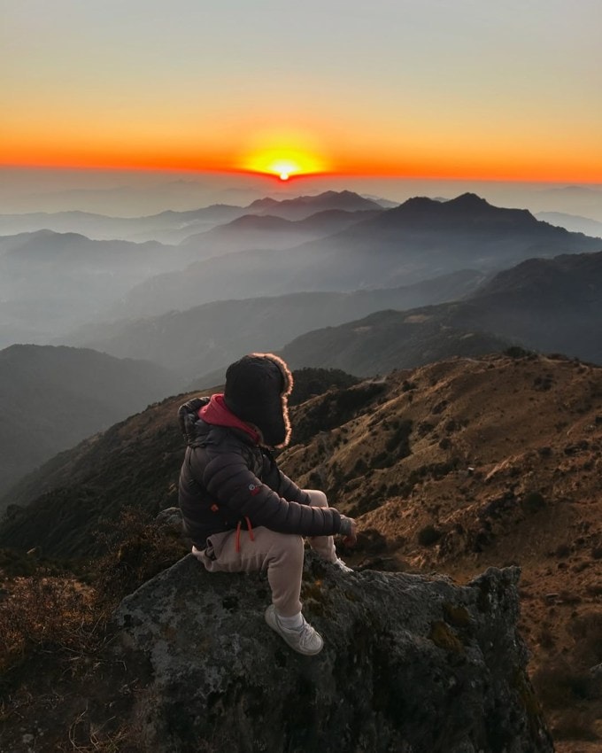 <strong>દાર્જિલિંગ પહાડોની રાણી : Darjeeling Queen of the Hills</strong><br>પહાડોની રાણી દાર્જિલિંગ દરિયાની સપાટીથી 6710 ફૂટની ઊંચાઈ પર આવેલું છે. આ શહેર પોતાની સંસ્કૃતિ અને વારસાની સાથે સાથે ચા માટે પણ ખૂબ પ્રખ્યાત છે. અહીંના પર્વતો અને મેદાનો ખૂબ જ સુંદર છે. અહીંથી તમે વિશ્વનું ત્રીજું સૌથી ઊંચું પર્વત શિખર કંચનજંગા પણ જોઈ શકો છો. (Photo: Social Media)