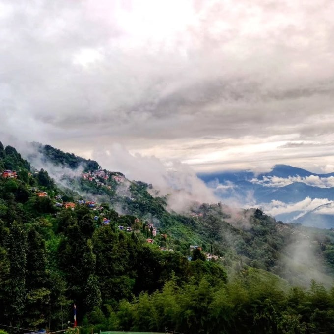 <strong>Best Time For Darjeeling Visit: દાર્જિલિંગ ફરવા માટે શ્રેષ્ઠ સમય ક્યો</strong><br>દાર્જિલિંગની કુદરતી સુંદરતા જોવા માટે દેશ વિદેશ માંથી લાખો પ્રવાસીઓ આવે છે. દાર્જિલિંગની મુલાકાત લેવાનો શ્રેષ્ઠ સમય ફેબ્રુઆરી થી એપ્રિલ અને સપ્ટેમ્બરથી નવેમ્બર સુધી હોય છે. આ સમયગાળા દરમિયાન દાર્જલિંગનું હવામાન ખૂબ જ ખુશનુમા હોય છે. અહીં આવીને તમે સુંદર સૂર્યોદયની સાથે સાથે ચાના બગીચાને પણ પોતાની આંખોથી નિહાળી શકો છો. (Photo: Social Media)
