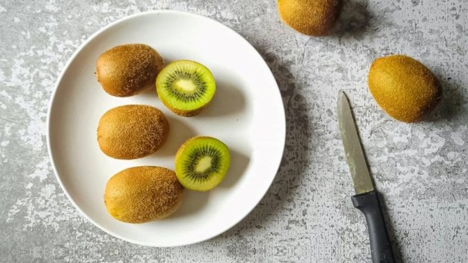 <strong>કિવી </strong>: કિવી આમ તો દરેક સિઝનમાં ઉપલબ્ધ હોય છે, પરંતુ તે શિયાળાના મહિનાઓમાં સૌથી વધુ જોવા મળે છે. વિટામીન સી, આયર્ન, ફાઈબર અને એન્ટીઓક્સિડેન્ટ્સ ઉપરાંત તેમાં ઘણા એવા પોષક તત્વો જોવા મળે છે જે એકંદર સ્વાસ્થ્ય માટે ફાયદાકારક છે. (Photo Source: Pexels)