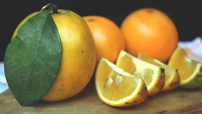 <strong>મોસંબી </strong>: ઠંડીની ઋતુમાં મોસંબીનું વધુ પ્રમાણમાં સેવન કરવામાં આવે છે. તેમાં વિટામિન સી ભરપૂર માત્રામાં જોવા મળે છે, જે રોગપ્રતિકારક શક્તિ તેમજ વજન ઘટાડવામાં અને શરીરમાં એનર્જી લેવલને જાળવી રાખવામાં મદદ કરે છે. (Photo Source: Pexels)