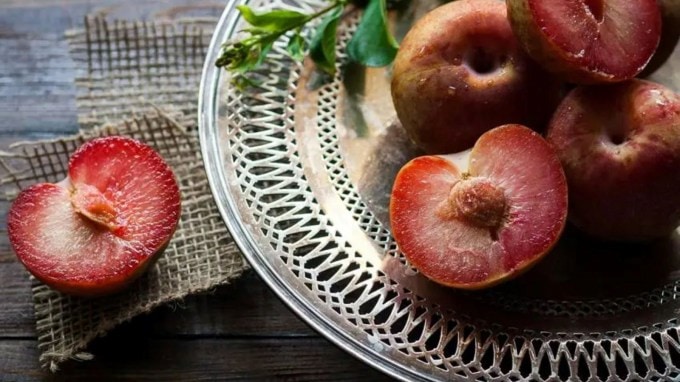 <strong>આલુ બુખારા</strong> : શિયાળાની ઋતુમાં આલુ બુખારા પણ પુષ્કળ પ્રમાણમાં વેચાય છે. એન્ટીઑકિસડન્ટથી ભરપૂર આલુ બુખારાનું સેવન રોગપ્રતિકારક શક્તિને મજબૂત બનાવે છે. આ ઉપરાંત તેમાં ઘણા એવા ગુણ જોવા મળે છે જે કેન્સર જેવી ગંભીર બીમારીઓને રોકવામાં મદદ કરે છે. (Photo Source: Pexels)