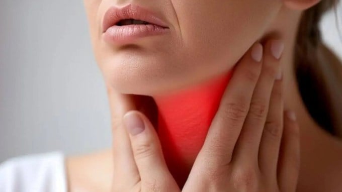 <strong>ગળામાં દુખાવો</strong><br>દુખાવાની સાથે ગળામાં દુખાવો પણ આ વાયરસથી સંક્રમિત થવાનું એક લક્ષણ છે, જેને અવગણવું જોઈએ નહીં. (તસવીર: Freepik)