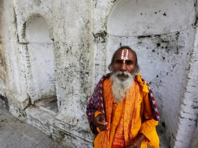 હિંદુ ધર્મમાં તિલકનું ખૂબ જ વિશેષ મહત્ત્વ છે. કોઈપણ તહેવાર કે ધાર્મિક પ્રસંગ તિલક વિના પૂર્ણ માનવામાં આવતો નથી. આપણે હંમેશા યોગીઓ, સંતો અને મહાત્માઓના કપાળ પર તિલક જોઈએ છીએ. પરંતુ શું તમે જાણો છો કે કપાળ પર તિલક શા માટે લગાવવામાં આવે છે અને તેનું ધાર્મિક મહત્ત્વ શું છે. (Photo: Pexels)