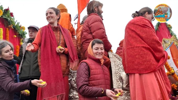 <strong>કલ્પવાસ સનાતન પરંપરા</strong><br>કલ્પવાસ એ સનાતન ધર્મની ખૂબ જ જૂની પરંપરા છે, જેનો ઉલ્લેખ રામચરિતમાનસ અને મહાભારત જેવા વેદ અને પુરાણોમાં પણ જોવા મળે છે અને ખાસ કરીને મહાકુંભમાં તેનું મહત્વ વધુ બને છે. (Photo: @MahaKumbh_2025)