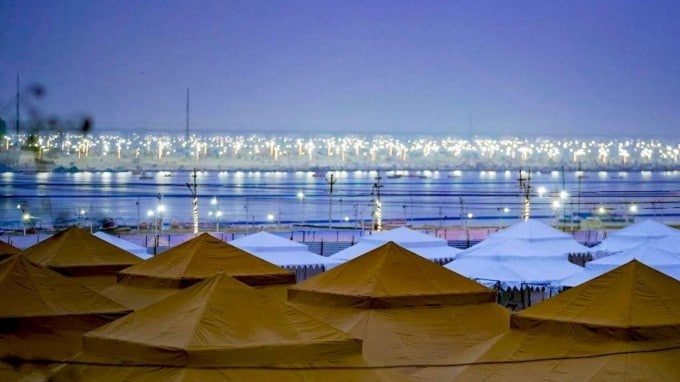 <strong>Maha Kumbh Mela 2025</strong> : મહા કુંભ 2025 મેળા દરમિયાન લાખો ભક્તો ધાર્મિક વાતાવરણમાં પ્રયાગરાજ શહેરની મુલાકાત લેશે. આ આધ્યાત્મિક યાત્રાની સાથે, સ્વાદિષ્ટ સ્થાનિક ભોજનનો આનંદ માણવો એ એક ખાસ અનુભવ હશે. અહીં અમે પ્રયાગરાજના કેટલાક પ્રખ્યાત ભોજન સ્થળોનો ઉલ્લેખ કરી રહ્યા છીએ, જ્યાંનું ભોજન તમારી સફરને વધુ યાદગાર બનાવશે. (Photo Source: @MahaKumbh_2025)