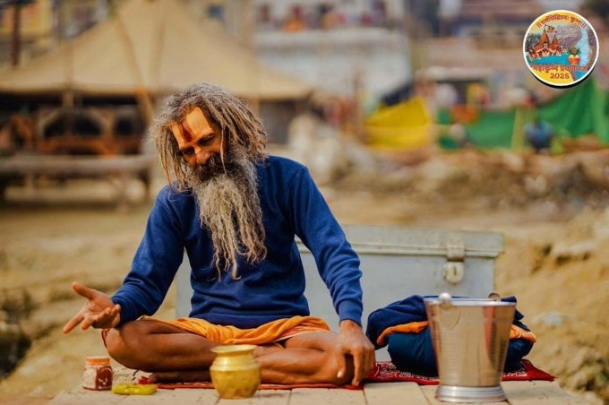 <strong>મહા કુંભ મેળા તારીખ</strong><br>મહા કુંભ મેળો 2025 પ્રયાગરાજમાં 13 જાન્યુઆરીના રોજ શરૂ થયો છે. 40 દિવસ ચાલનાર આ મહા કુંભ મેળો 26 ફેબ્રુઆરી, 2025ના રોજ મહા શિવરાત્રી પર સમાપ્ત થશે. ફોટામાં એક ધાતુ પોતાની ધૂનમાં ધ્યાન જાપ કરતા દેખાય છે. (Photo: @MahaKumbh_2025)
