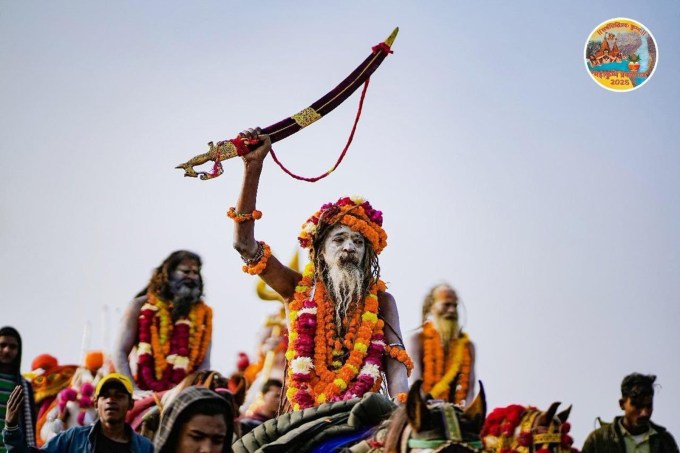 <strong>સનાતન ધર્મમાં શાસ્ત્ર સાથે શસ્ત્રનું મહત્વ</strong><br>મહા કુંભ મેળામાં સાધુ, સંતો અને નાગા સાધુઓ મોટી સંખ્યામાં આવ્યા છે. સાધુઓનો અખાડા પ્રવેશ ધામધૂમપૂર્વક સાથે છે. આ દરમિયાન સાધુઓ વાજતે ગાજતે સુંદર રીતે શણગારેલા રથ, ઘોડા ગાડીમાં બેસીને આવે છે. સાધુ સંતો વિવિધ પ્રકારના કરતબ અને શસ્ત્ર પ્રદર્શન પણ રજૂ કરે છે. અહીં ફોટામાં ઘોડ પર બેઠેલા એક સાધુના હાથમાં શસ્ત્ર દેખાય છે, જે સનાતન હિન્દુ ધર્મમાં શાસ્ત્ર સાથે શસ્ત્રનું મહત્વ દર્શાવે છે. (Photo: @MahaKumbh_2025)