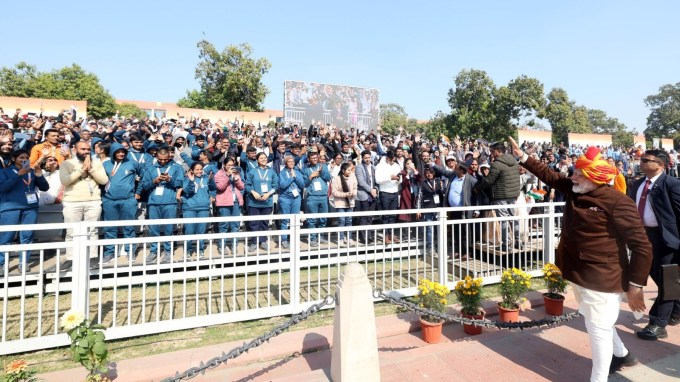 આ વખતે વડા પ્રધાન મોદીએ સુંદર કેસરી અને લાલ રંગનો સાફો (પાઘડી) પહેર્યો હતો, જે ભારતીય સંસ્કૃતિ અને વિવિધતાનું પ્રતિક છે. આ પાઘડીમાં લાલ અને કેસરી રંગોનું મિશ્રણ ભારતીય વારસો અને વિકાસનું પ્રતીક છે.(તસવીર - સ્ક્રિનગ્રેબ)