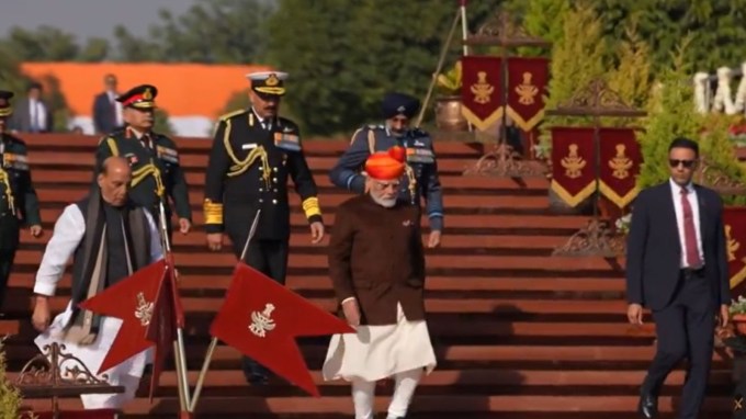 તમને જણાવી દઈએ કે આ વર્ષે પ્રજાસત્તાક દિવસની થીમ 'સ્વર્ણિમ ભારત: વિરાસત અને વિકાસ' છે, જે ભારતના સમૃદ્ધ સાંસ્કૃતિક વારસા અને તેની સતત વિકાસની સફરને રેખાંકિત કરે છે. પાઘડીનો ભગવો રંગ 'સુવર્ણ ભારત' ની થીમને પ્રતિબિંબિત કરે છે, જે ભારતના સમૃદ્ધ અને ઉજ્જવળ ભવિષ્યનું પ્રતીક છે. આ રંગ દેશના સાંસ્કૃતિક વારસા અને રાષ્ટ્રીય ગૌરવને પણ વ્યક્ત કરે છે.(તસવીર - સ્ક્રિનગ્રેબ)