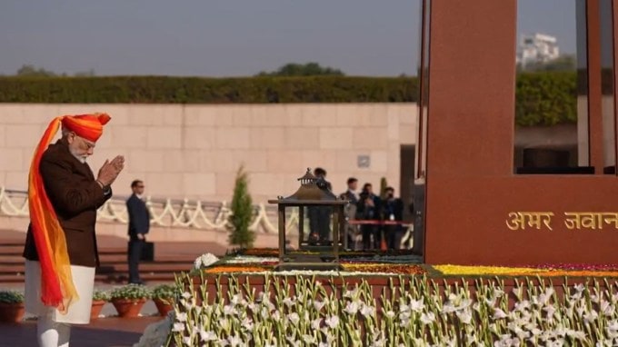 પીએમ મોદીએ આ વખતે તેમના પોશાક માટે ભૂરા રંગનો બંધગળા કોટ પસંદ કર્યો હતો, જે શાહી અને પરંપરાગત દેખાવ આપે છે. આ બંધગળા કોટ સાથે તેમએ ક્રીમ રંગનો ચૂડીદાર કુર્તા સેટ પહેર્યો હતો જે તેમની સાદગી અને ભારતીય પરંપરા તરફ ઈશારો કરે છે.(તસવીર - સ્ક્રિનગ્રેબ)