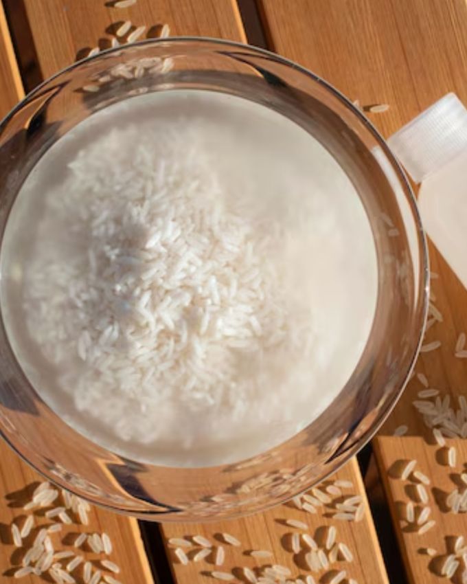 <strong>રાઈસ ફેસમાસ્ક :</strong> હવે હૂંફાળા પાણીથી ચહેરો સાફ કરો. અઠવાડિયામાં 2-3 વખત તેનો ઉપયોગ કરો. સારા પરિણામો માટે, તેને રાત્રે સૂતા પહેલા લગાવો. ચોખા અને દૂધથી બનેલો આ ફેસ માસ્ક માત્ર ત્વચાને ચમકદાર બનાવે છે એટલું જ નહીં પરંતુ તેને ઊંડાણપૂર્વક પોષણ પણ આપે છે. 