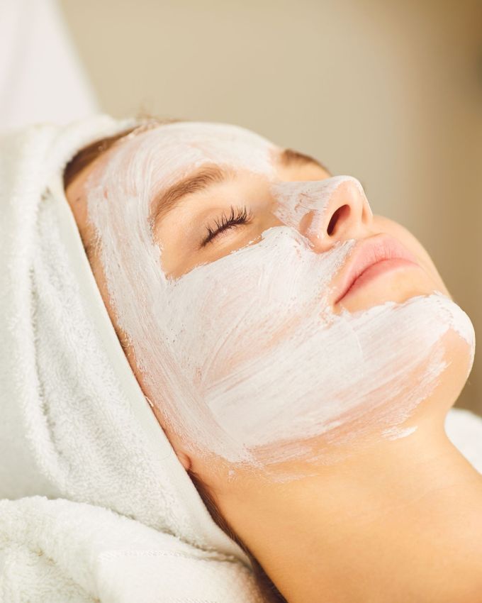 <strong>રાઈસ ફેસમાસ્ક </strong>: સારા પરિણામો માટે પેસ્ટને 10-15 મિનિટ માટે રેફ્રિજરેટરમાં રાખો. ફેસ માસ્ક લગાવતા પહેલા માઈલ્ડ ફેસ વોશથી ચહેરો ધોઈ લો. તૈયાર કરેલી પેસ્ટને બ્રશ અથવા હાથ વડે ચહેરા અને ગરદન પર સરખી રીતે લગાવો. તેને 15-20 મિનિટ સુધી સૂકવવા દો.