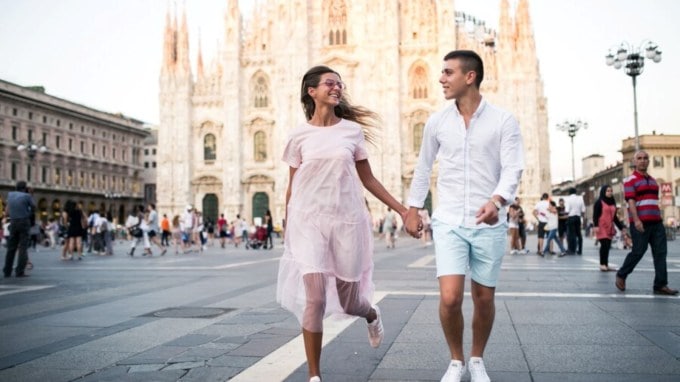 <strong>વેનિસ, ઇટાલી</strong><br>ઇટાલીનું વેનિસ શહેર તેની સુંદરતા માટે પણ પ્રખ્યાત છે. આ સ્થળ યુગલોમાં ખૂબ જ લોકપ્રિય છે. વેનિસ પાણીની વચ્ચે વસેલું શહેર છે, જે તેની ગોંડોલા સવારી અને અદભુત સ્થાપત્ય માટે પ્રખ્યાત છે. ગ્રાન્ડ કેનાલમાં ગોંડોલા રાઈડ લો. સાન માર્કો સ્ક્વેર પર એકબીજા સાથે થોડો સમય વિતાવો. કાફે ફ્લોરિયનમાં મીણબત્તી પ્રગટાવીને રાત્રિભોજન કરો. (તસવીર: Freepik)