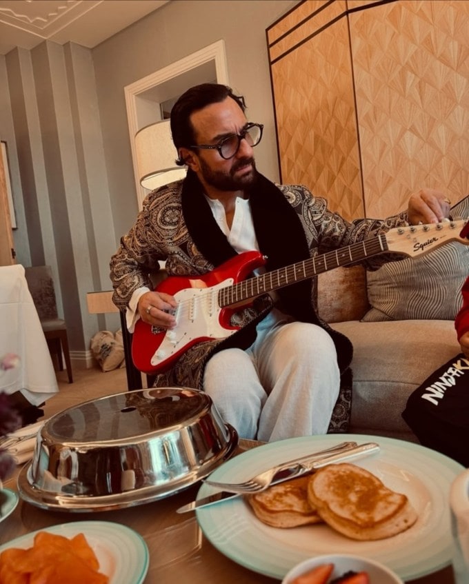 <strong>Bollywood stars attacked </strong>: 16 જાન્યુઆરી 2025ની રાત બોલિવૂડના નવાબ સૈફ અલી ખાન માટે ખૂબ જ મુશ્કેલ હતી. મોડી રાત્રે એક ચોર સૈફ અલી ખાનના ઘરમાં ઘૂસી ગયો અને તેના પર છરી વડે હુમલો કર્યો હતો. આ હુમલામાં સૈફ ગંભીર રીતે ઇજાગ્રસ્ત થયો હતો. જોકે તેની તબિયત હવે સારી છે, પરંતુ આ પહેલી વાર નથી જ્યારે કોઈ બોલિવૂડ સ્ટાર પર આવો જીવલેણ હુમલો થયો હોય. આ પહેલા પણ ઘણા બોલિવૂડ સ્ટાર્સ આવા હુમલાનો ભોગ બની ચૂક્યા છે. ચાલો જાણીએ કેટલાક એવા સ્ટાર્સ વિશે જેમના પર ઘાતક હથિયારોથી હુમલો કરવામાં આવ્યો હતો. (Photo Source:@kareenakapoorkhan/instagram)