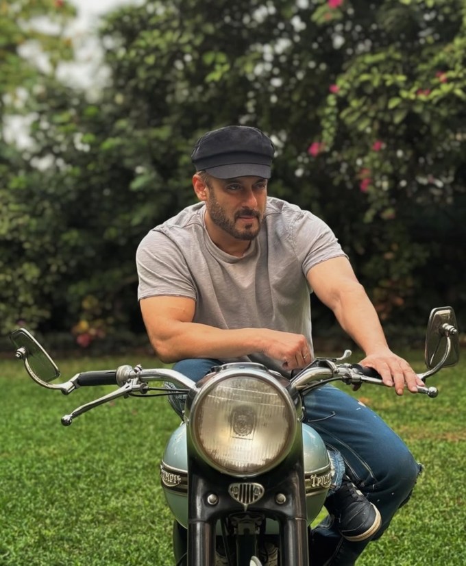 <strong>સલમાન ખાન :</strong> બોલિવૂડના ભાઈજાન સલમાન ખાનને છેલ્લા ઘણા સમયથી જાનથી મારી નાખવાની ધમકીઓ મળી રહી છે. લોરેન્સ બિશ્નોઈ ગેંગ દ્વારા સલમાનને નિશાન બનાવવાની ધમકીઓ આપવામાં આવી હતી. 1998ના કાળિયાર હરણ શિકાર કેસને કારણે સલમાનને કાનૂની મુશ્કેલીઓનો પણ સામનો કરવો પડ્યો હતો. 2018માં લોરેન્સ બિશ્નોઈએ પહેલીવાર સલમાનને મારી નાખવાની ધમકી આપી હતી. થોડા મહિના પહેલા તેના ઘરે ગોળીબાર પણ થયો હતો. આ ધમકીઓ બાદ સલમાનની સુરક્ષા વધારી દેવામાં આવી છે. (Photo Source: @beingsalmankhan/instagram)