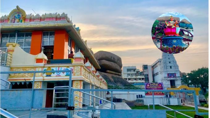 <strong>સરસ્વતી મંદિર, વારંગલ (આંધ્રપ્રદેશ)</strong><br>આંધ્રપ્રદેશના વારંગલમાં સ્થિત આ મંદિર ખૂબ જ પ્રસિદ્ધ છે. આ મંદિર વારંગલની ટેકરી પર આવેલું છે. મંદિરનું ગર્ભગૃહ ત્રીજા માળની બરાબર એક ટેકરી પર આવેલું છે અને આ મંદિરમાં દેવી સરસ્વતીની મૂર્તિને ઘણા આભૂષણો અને માળાઓથી શણગારવામાં આવે છે. (Photo: Social Media)