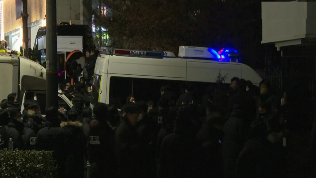 દક્ષિણ કોરિયામાં કાયદો વ્યવસ્થા ધ્વસ્ત, મહાભિયોગનો સામનો કરી રહેલા રાષ્ટ્રપતિ યૂન સુક યેઓલની ધરપકડ દક્ષિણ કોરિયામાં કાયદો વ્યવસ્થા ધ્વસ્ત, મહાભિયોગનો સામનો કરી રહેલા રાષ્ટ્રપતિ યૂન સુક યેઓલની ધરપકડ