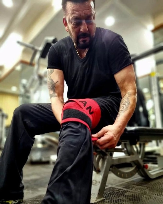 <strong>સંજય દત્ત</strong> : 1993ના મુંબઈ રમખાણો દરમિયાન સંજય દત્ત પર હુમલો થયો હતો. જોકે તે માંડ માંડ બચી ગયો. આ પછી પણ તેને ઘણી વખત ધમકીઓ મળતી રહી. એવું કહેવામાં આવતું હતું કે સંજય દત્તના અંડરવર્લ્ડ સાથે સંબંધો હતા, જેના કારણે તે ઘણીવાર વિવાદોમાં ઘેરાયેલા રહેતા હતા. (Photo Source: @duttsanjay/instagram)