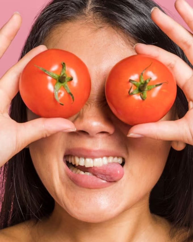 આજના વ્યસ્ત જીવનમાં દરેક વ્યક્તિ માટે પાર્લરમાં જવું શક્ય નથી. પરંતુ શું તમે જાણો છો કે તમે ઘરે જ સરળતાથી ફેશિયલ કરી શકો છો અને સોફ્ટ, ગ્લોઈંગ સ્કિન મેળવી શકો છો. તમે ટામેટાંનો ઉપયોગ કરીને તમારી ત્વચાને શ્રેષ્ઠ રીતે સુધારી શકો છો. ટામેટાંમાં રહેલાં એન્ટી-ઓક્સિડન્ટ્સ અને વિટામિન સી તમારી ત્વચા માટે ખૂબ જ ફાયદાકારક સાબિત થઈ શકે છે. આવી સ્થિતિમાં, પાર્લરમાં જવાની જરૂર નથી, તમે માત્ર થોડા સરળ પગલામાં ફ્રેશ અને સુંદર લુક મેળવી શકો છો.