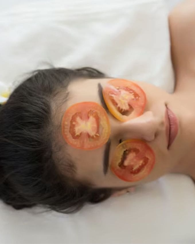 <strong>ફેસ સ્ટીમ </strong>: એક ટબને ગરમ પાણીથી ભરો અને પછી તમારા માથાને ટુવાલથી ઢાંકો અને તમારા ચહેરાને ઉપરની તરફ નમાવો. આ સ્કિનને ડિટોક્સ કરે છે અને ત્વચાના છિદ્રો પણ ખોલે છે. થોડા સમય માટે વરાળ લીધા પછી નેક્સ્ટ સ્ટેપ કરો.