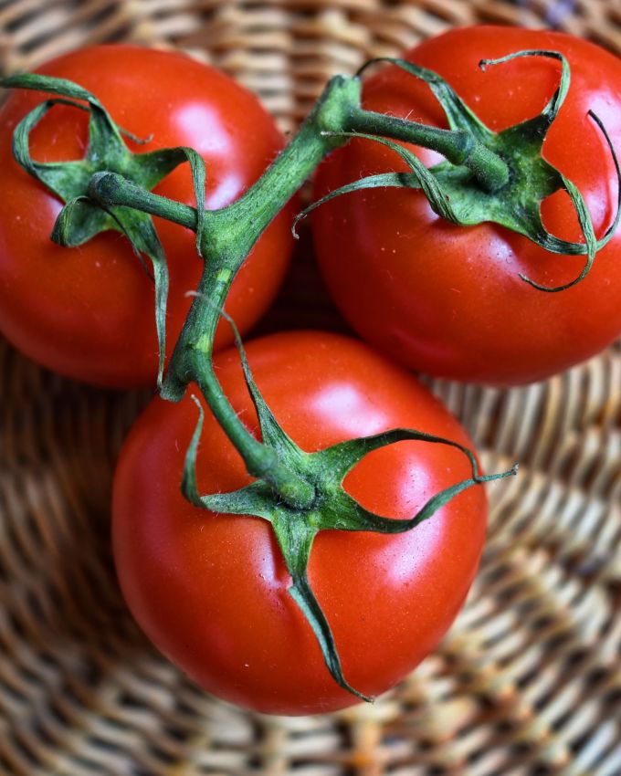 <strong>ટામેટાંનો ફેસ પેક</strong> : એક ચમચી ટામેટાની પ્યુરીમાં એક ચમચી ચંદન પાવડર અને થોડું ગુલાબજળ મિક્સ કરો. આ ફેસ પેકને 15 મિનિટ માટે ચહેરા પર રહેવા દો અને પછી તેને ધોઈ લો. તેનાથી ચહેરા પર ચમક આવે છે અને ત્વચામાં ચમક આવે છે.