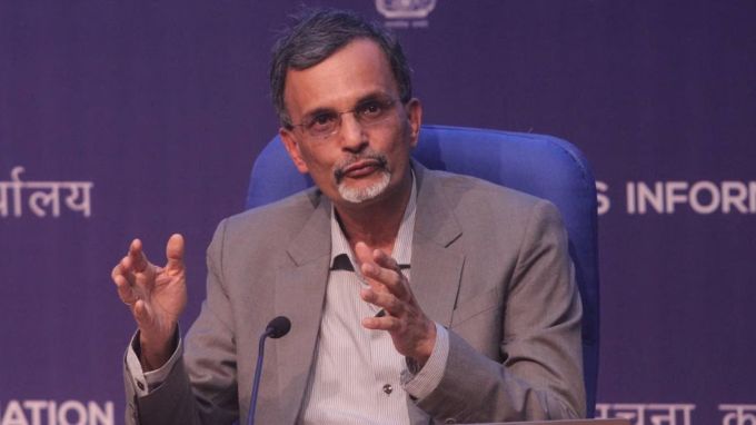 <strong>V Anantha Nageswaran : વી અનંત નાગેશ્વરન, વરિષ્ઠ આર્થિક સલાહકાર</strong><br>આઈઆઈએમ અમદાવાદના પૂર્વ વિદ્યાર્થી અને મૈસાચુસેટ્સ યુનિવર્સિટીના ડોક્ટરેટ પદવીધારક વી નાગેશ્વરને વડાપ્રધાનની આર્થિક સલાહકાર સમિતિના સભ્ય તરીકે કામગીરી કરી છે. તેમના દ્વારા તૈયાર કરાયેલા આર્થિક સર્વેક્ષણ પર તૈની નજર હોય છે. તેનાથી માલુમ પડે છે કે, વિકાસને વેગ આપવા અને અનિશ્ચિતતા ભરી દુનિયામાં પોતાનો માર્ગ બનાવવા માટે ભારત કઇ રણનીતિ અપનાવશે. (Epress File Photo)