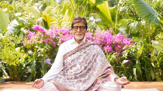 <strong>અમિતાભ બચ્ચનનો વર્કઆઉટ રૂટિન</strong> : અમિતાભ બચ્ચનના ફિટનેસ સેશન મોટે ભાગે શ્વાસ લેવાની કસરત અને યોગ પર આધારિત હોય છે. તેમના ટ્રેનર વૃંદા મહેતાએ જણાવ્યું કે તેમના સેશન મૂળભૂત શ્વાસ લેવાની કસરતોથી શરૂ થાય છે, પછી તે પ્રાણાયામ અને યોગ સ્ટ્રેચિંગ કરે છે.(Photo Source: @amitabhbachchan/instagram)
