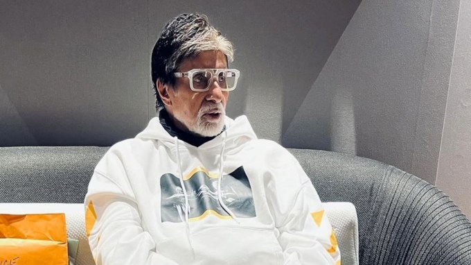 <strong>અમિતાભ બચ્ચનનો ડાયેટ પ્લાન</strong> : ફિટનેસની સાથે, સંતુલિત ડાયેટ પણ તેમના સ્વસ્થ જીવનનું એક મોટું કારણ છે. અમિતાભ બચ્ચનનો ખોરાક સાદગી અને પોષણથી ભરપૂર છે. તે પોતાના દિવસની શરૂઆત તુલસીના પાનથી કરે છે, જે રોગપ્રતિકારક શક્તિ વધારવામાં મદદ કરે છે. તેમના નાસ્તામાં પ્રોટીન શેક, બદામ, દલીયા અથવા નાળિયેર પાણીનો સમાવેશ થાય છે. (Photo Source: @amitabhbachchan/instagram)