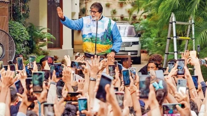 <strong>Amitabh Bachchan Fitness :</strong> બોલીવુડના સુપરસ્ટાર અમિતાભ બચ્ચન આજે પણ પોતાની ઉર્જા અને ફિટનેસથી લોકોને પ્રેરણા આપે છે. 82 વર્ષની ઉંમરે પણ તેઓ તેટલા જ એક્ટિવ છે જેટલા શરૂઆતના દિવસોમાં હતા. આ ઉંમરે પણ અમિતાભ બચ્ચનની ઉર્જા અને ફિટનેસ બધાને આશ્ચર્યચકિત કરે છે. (Photo Source: @amitabhbachchan/instagram)