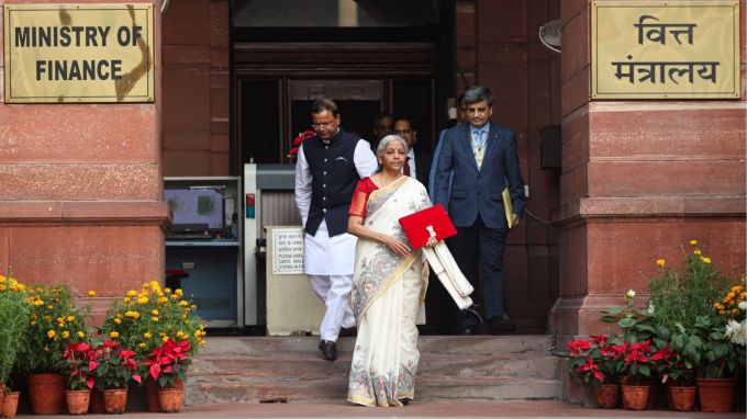 નાણામંત્રીએ જાહેરાત કરી હતી કે વીમા ક્ષેત્રમાં સીધા વિદેશી રોકાણ (FDI)ને 74 ટકાથી વધારીને 100 ટકા કરવામાં આવશે. નાણાકીય વર્ષ 2025-26 માટેનું બજેટ રજૂ કરતાં સીતારમણે કહ્યું કે છેલ્લા 10 વર્ષમાં સરકારે કરદાતાઓની સુવિધા માટે 'ફેસલેસ' આકારણી સહિત અનેક સુધારા અમલમાં મૂક્યા છે.(Express photo)