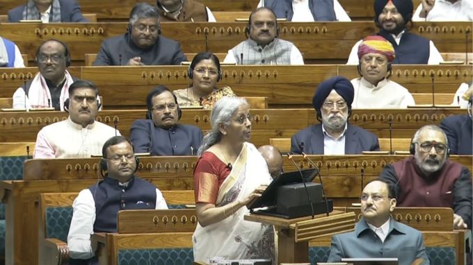 વિદ્યાર્થીઓ માટે બજેટ 2025માં ખુશખબરી | સીતારમણે તેમના બજેટ ભાષણમાં જણાવ્યું હતું કે આગામી પાંચ વર્ષમાં 75,000 બેઠકો ઉમેરવાના લક્ષ્ય તરફ આવતા વર્ષે મેડિકલ કોલેજો અને હોસ્પિટલોમાં 10,000 વધારાની બેઠકો ઉમેરવામાં આવશે. (photo - X DDnews)