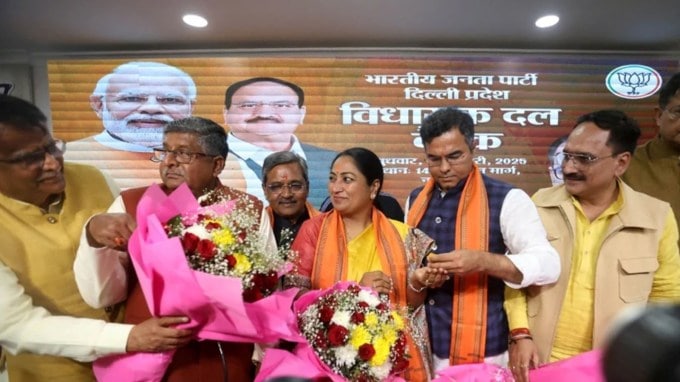 રેખા ગુપ્તા દિલ્હીના નવા મુખ્યમંત્રી બનશે. ભાજપે મુખ્યમંત્રીની પસંદગી માટે વરિષ્ઠ નેતાઓ રવિશંકર પ્રસાદ અને ઓમ પ્રકાશ ધનખડની નિમણૂક કરી હતી. રેખા ગુપ્તા શાલીમાર બાગ બેઠક પરથી ધારાસભ્ય છે. (Express Photo by Gajendra Yadav)