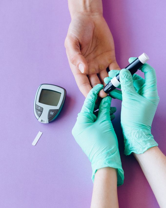 ડાયાબિટીસના દર્દીઓ (Diabetes Patients) માટે તેમના સુગર લેવલને નિયંત્રિત કરવું ખૂબ જ મહત્વપૂર્ણ છે. આ લોકો માટે તેમના બ્લડ સુગર લેવલને નિયંત્રિત કરવું પણ મહત્વપૂર્ણ છે કારણ કે તે એકંદર સ્વાસ્થ્ય જાળવવામાં મહત્વપૂર્ણ ભૂમિકા ભજવે છે. જોકે ઇન્સ્યુલિન અને દવાઓ બ્લડ સુગર લેવલને નિયંત્રિત કરવામાં મહત્વપૂર્ણ ભૂમિકા ભજવે છે, ઘણા અભ્યાસોએ દર્શાવ્યું છે કે દરરોજ એક નિશ્ચિત સમયે કસરત (exercise) કરીને, તમે તમારા સુગર લેવલને નિયંત્રિત કરી શકો છો. અહીં આપણે એવી કસરતો વિશે જાણીશું જે દરરોજ કરવામાં આવે તો ડાયાબિટીસના દર્દીઓને તેમના સુગરને નિયંત્રિત કરવામાં મદદ મળશે.