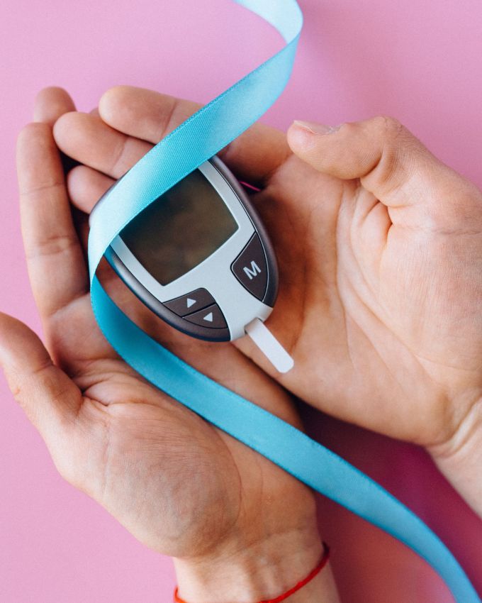 <strong>ડાયાબિટીસના દર્દીઓ માટે કસરત કરવાનો યોગ્ય સમય </strong>: ડાયાબિટીસના દર્દીઓ માટે ઇન્સ્યુલિન કરતાં દૈનિક કસરત વધુ અસરકારક સાબિત થાય છે. પરંતુ તે કસરત પણ ચોક્કસ સમયે થવી જોઈએ.નિષ્ણાતો માને છે કે જો નાસ્તો કે બપોરના ભોજન પછી કસરત કરવામાં આવે તો તે વધુ ફાયદાકારક છે. સામાન્ય રીતે ખાધા પછી બ્લડ સુગરનું સ્તર વધે છે, તમે ખાધા પછી કસરત કરીને તેને નિયંત્રિત કરી શકો છો. 