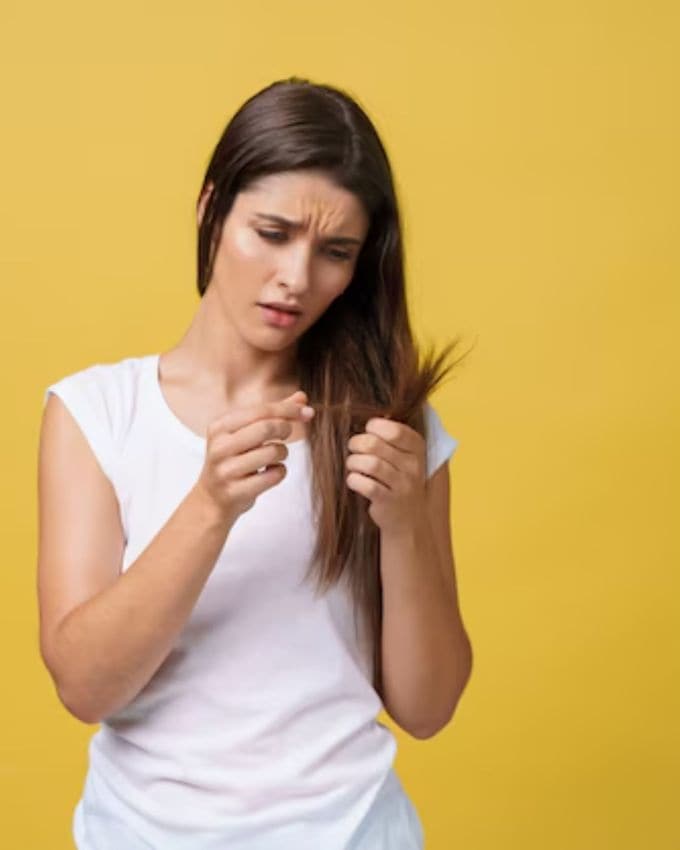 જો તમે વાળ ખરવાથી પરેશાન છો અને દરેક વસ્તુ અજમાવ્યા પછી પણ કોઈ ફરક દેખાતો નથી, તો આ 2  ઘરેલું ઉપચાર તમારા માટે ફાયદાકારક સાબિત થઈ શકે છે. કારણ કે આજકાલ છોકરાઓ અને છોકરીઓના વાળ ખૂબ જ નાની ઉંમરે ખરવા લાગે છે. 