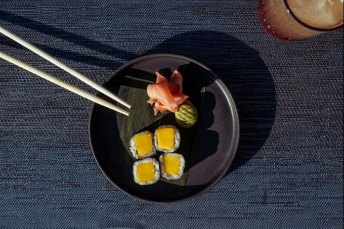 <strong>નાના વાસણો અને પ્લેટોનો ઉપયોગ કરો</strong><br>જાપાનમાં ભોજન નાના બાઉલ અને પ્લેટોમાં પીરસવામાં આવે છે. આનાથી વ્યક્તિ વધુ પડતું ખાધા વિના વિવિધ પોષણ તત્વોથી ભરપૂર ખોરાક ખાઈ શકે છે. આ ટેકનિકને ફોલો કરીને તમે સંતુલિત આહાર પણ ખાઈ શકો છો અને બિનજરૂરી કેલરીનો વપરાશ ટાળી શકો છો. (તસવીર: Pexels)