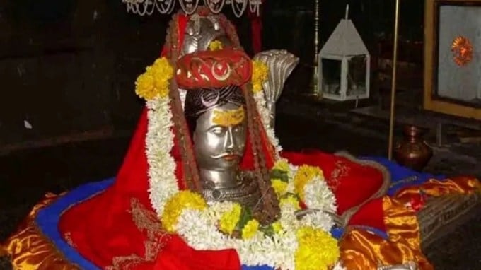 <strong>જ્યોતિર્લિંગનું મહત્વ</strong><br>બાર જ્યોતિર્લિંગ ભગવાન શિવના શાશ્વત અને અપરિવર્તનશીલ સ્વરૂપનું પ્રતીક છે. આ મંદિરોની મુલાકાત લઈને ભક્તો આધ્યાત્મિક ઉન્નતિ પ્રાપ્ત કરે છે અને જીવનમાં સકારાત્મક ઉર્જાનો અનુભવ કરે છે. દરેક જ્યોતિર્લિંગ શિવના વિવિધ પાસાઓ પ્રગટ કરે છે અને ભક્તોને ભક્તિ, ધૈર્ય અને આધ્યાત્મિક જ્ઞાન શીખવે છે. (Photo Source: @secret_temples/Instagram)