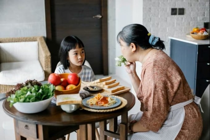 જાપાન વિશ્વના એવા દેશોમાંનો એક દેશ છે જ્યાં સ્થૂળતાનો દર સૌથી ઓછો છે. આનું મુખ્ય કારણ તેમની અનોખી ખાવાની આદતો અને જીવનશૈલી છે. જાપાનીઓ સંતુલિત આહાર, સંયમ અને આનંદથી ખોરાક ખાવા પર ભાર આપે છે, જે તેમને સારું સ્વાસ્થ્ય જાળવવામાં અને તેમનું વજન નિયંત્રણમાં રાખવામાં મદદ કરે છે. જો તમે પણ કુદરતી રીતે વજન ઘટાડવા માંગો છો તો આ 7 અસરકારક જાપાનીઝ ટિપ્સને તમારી દિનચર્યામાં સામેલ કરી શકો છો. (તસવીર: Pexels)