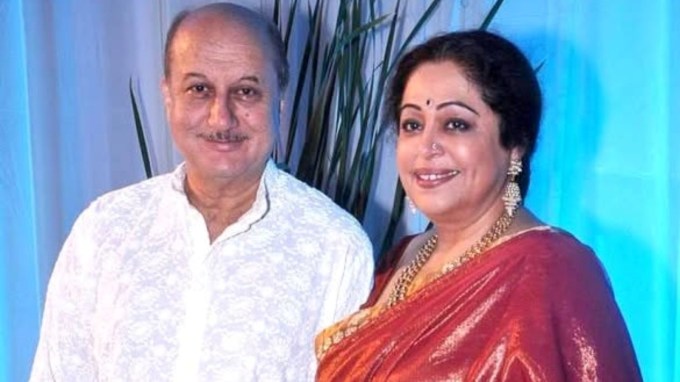 <strong>કિરણ ખેર</strong><br>અભિનેત્રી કિરણ ખેરે પણ એક પાકિસ્તાની ફિલ્મમાં પોતાની અભિનય કુશળતા બતાવી ચુકી છે. તે પાકિસ્તાની ફિલ્મ ખામોશ પાની (2003) માં જોવા મળી હતી. અહેવાલો અનુસાર, કિરણને સ્વિટ્ઝર્લૅન્ડના લોકાર્નો ફિલ્મ ફેસ્ટિવલમાં આ ફિલ્મ માટે શ્રેષ્ઠ અભિનેત્રીનો એવોર્ડ મળ્યો હતો. (તસવીર: સોશિયલ મીડિયા)