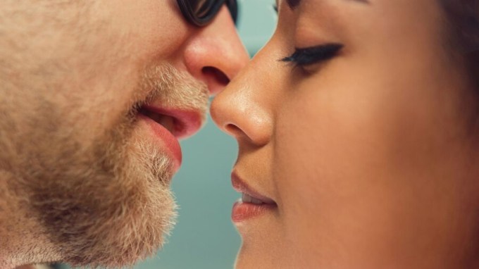 <strong>Kiss Benefit </strong>: વેલેન્ટાઇન વીકના સાતમાં દિવસે 13 ફેબ્રુઆરીના રોજ કિસ ડે મનાવવામાં આવે છે. કિસ ફક્ત એક રિલેશનશિપ જ નથી તેનાથી ઘણા સ્વાસ્થ્ય લાભો પણ છે. (Photo : Freepik)