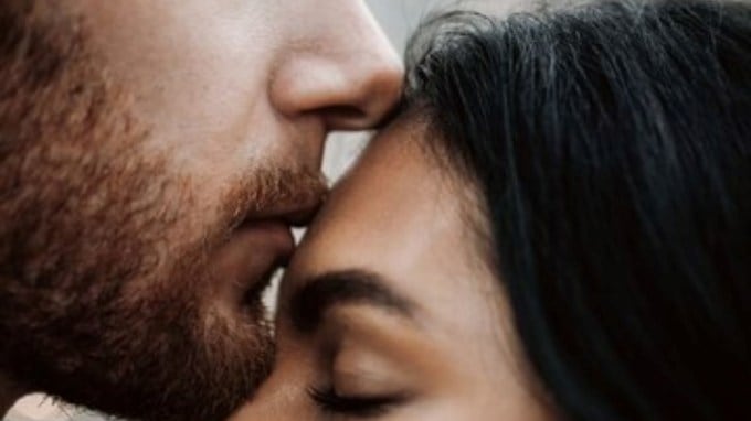 કહેવાય છે કે કિસ કરવાથી મેદસ્વિતા ઓછી થઈ શકે છે. કારણ કે ચુંબન કરતી વખતે કેલરી બર્ન થાય છે, તેથી તે મેટાબોલિક રેટમાં પણ વધારો કરી શકે છે.(Photo : Freepik)