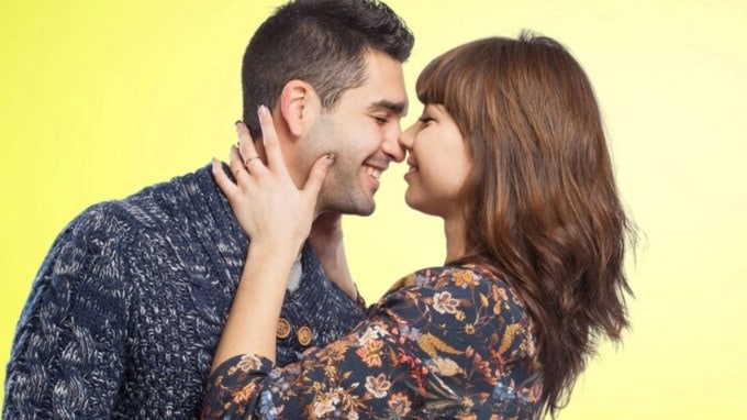 એક્સપર્ટના મતે એક રોમેન્ટિક કિસ શરીરમાંથી 2 થી 26 કેલરી ઘટાડે છે. પાર્ટનર ઉપરાંત પરિવારના સભ્યો અથવા મિત્રોને કરવામાં આવતા કિસના પણ ઘણા માનસિક અને શારીરિક ફાયદા થાય છે. કિસ ડે નિમિત્તે ચાલો જાણીએ કિસના ફાયદા. (Photo : Freepik)