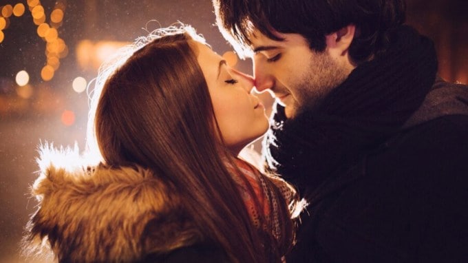 કિસ કરવાથી તમારા મગજમાં કેમિકલ્સનું એક કોકટેલ રિલિઝ કરવા માટે એક ટ્રિગર કરે છે. જેનાથી તમને સારી લાગણીઓ આવે છે. તેમાં ઓક્સીટોસિન, ડોપામાઇન અને સેરોટોનિન જેવા કેમિકલ્સ હોય છે, જે તમારી લાગણીઓ અને બંધનોને મજબૂત બનાવવામાં મદદ કરે છે.(Photo : Freepik)