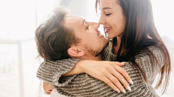 રિપોર્ટ્સમાં કહેવામાં આવ્યું છે કે કિસ પુરુષોની ઉંમર પણ વધે છે. અધ્યયનોનું માનવું છે કે જે લોકો કિસ નથી કરતા તેમની તુલનામાં કિસ કરનારા લોકોનું આયુષ્ય 5 વર્ષ વધી શકે છે.(Photo : Freepik)