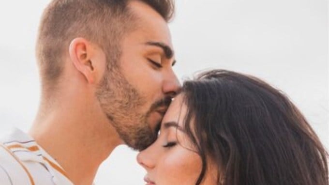 <strong>કિસના ફાયદા </strong>: રિપોર્ટ્સમાં કહેવામાં આવ્યું છે કે કિસ કરવાથી વ્યક્તિનું સ્ટ્રેસ ઓછું થાય છે. અભ્યાસ કહે છે કે જ્યારે વ્યક્તિ લાંબા સમય સુધી કિસ કરે છે તો તેનાથી સ્ટ્રેસ લેવલ ઓછું થઇ શકે છે. (Photo : Freepik)