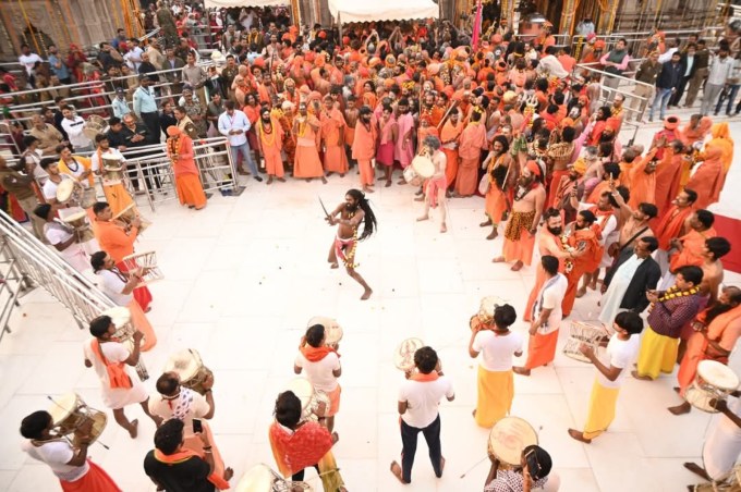 હાથમાં ગદા-ત્રિશૂલ, હાથી-ઘોડાની સવારી અને શરીર પર ભસ્મ-ફૂલોની માળા પહેરીને હર-હર મહાદેવના નારા લગાવતા કાશી વિશ્વનાથ મંદિર પહોંચી રહ્યા છે. (તસવીર: સોશયલ મીડિયા)