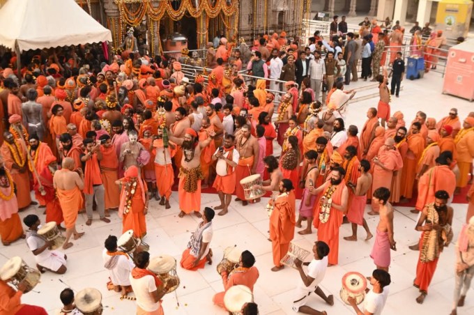 કાશી વિશ્વનાથ મંદિરમાં મહાદેવના દર્શન માટે લગભગ 3 કિલોનીટર લાંબી લાઈન લાગેલી છે. મહાશિવરાત્રી પર બાબા વિશ્વનાથનો વરરાજા માફક શ્રૃંગાર કરવામાં આવ્યો છે. હાલમાં મંદિરની આસપાસના વિસ્તારમાં ભારે ટ્રાફિકજામ છે. ખાસ કરીને મૈદાગિન ચોકથી લઈને ગોદૌલિયા સુધી જામ થયેલો છે. (તસવીર: સોશયલ મીડિયા)