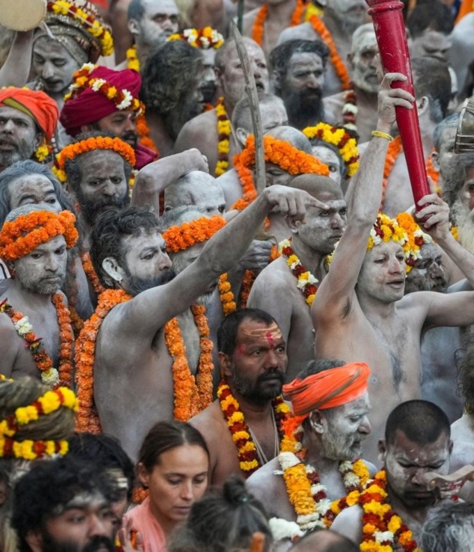 તમને જણાવી દઈએ કે, મહાકુંભમાં અંતિમ શાહી સ્નાન મહાશિવરાત્રી પર શૈન સંપ્રદાયથી નાગા સાધુ કાશી વિશ્વનાથના જળાભિષેક માટે વારાણસી આવે છે. (તસવીર: સોશયલ મીડિયા)
